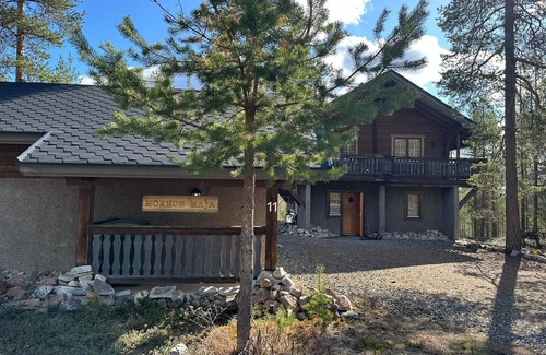 Pyhatunturi Cottage | Villa Mörhön maja - A traditional Finnish log cabin right by the Pyhä Ski Resort
