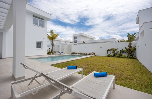 Poblado Sancti Petri Villa | Villa 'Miami' with Lake View, Wi-Fi and Air Conditioning