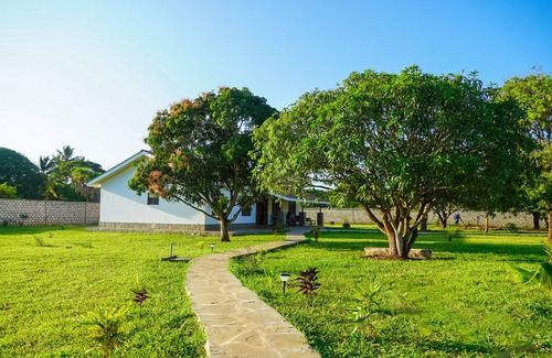 Msambweni Villa | Villa m. Pool, Tropischen Garten & ca 7 Minuten zum Herrlichen Weißen Sandstrand