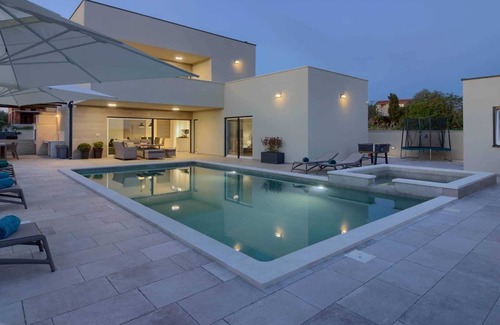 Sikici Villa | Villa Mako - The modern luxury villa with swimming pool and whirlpool in a quiet suburb of Pula