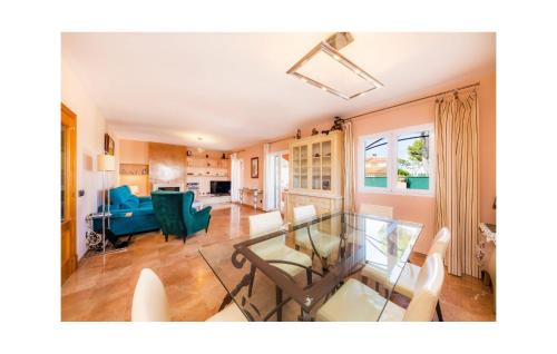 Tolleric House | Villa Malens