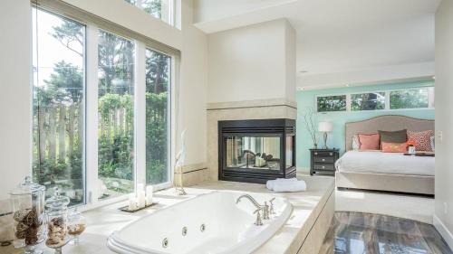 Manzanita House | Villa Manzanita by AvantStay Hot Tub 1 Block to BeachTown Chefs Kitchen