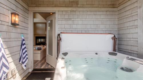 Manzanita House | Villa Manzanita by AvantStay Hot Tub 1 Block to BeachTown Chefs Kitchen