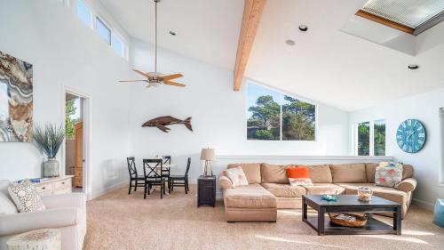 Manzanita House | Villa Manzanita by AvantStay Hot Tub 1 Block to BeachTown Chefs Kitchen