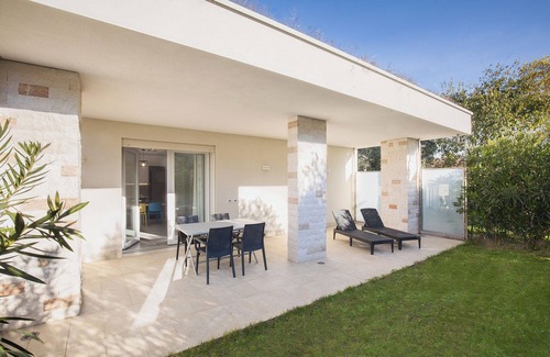 Cisano Apartment | Villa Manzoni APT 1, Villa Manzoni APT 1 - appartamento in villa con piscina