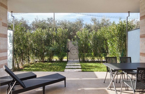Cisano Apartment | Villa Manzoni Apt 2, Villa Manzoni APT 2 - appartamento in villa con piscina