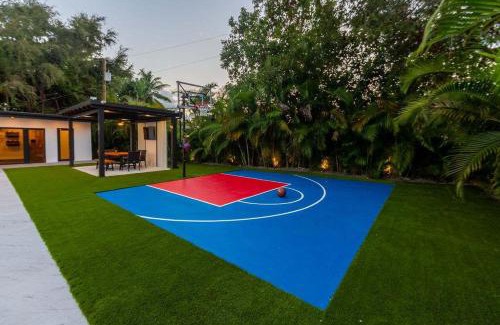 North Miami Beach House | Villa Mayami Modern Living Pool Gym Bsk Crt
