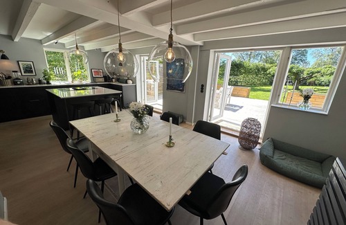 Nasbypark House | Villa med perfekt läge - bo nära havet, butiker och nå Stockholm city på 20 min.