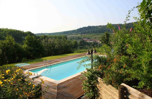 Scaparone House | Villa Mezzaluna with private pool, A/C, Wi-fi on the Langhe hills, 5km from Alba