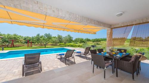 Privlaka Villa | Villa Mia with heated pool, billiards and large garden - by TA Leut Agency