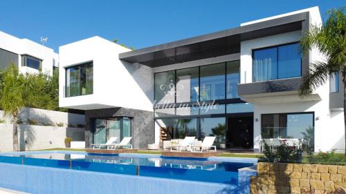 New Golden Mile Villa | Villa Michaela moderna de súper lujo con piscina y vistas