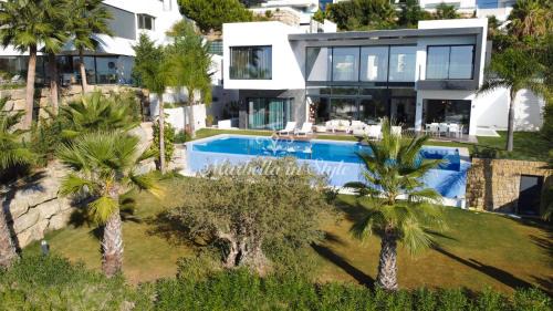New Golden Mile Villa | Villa Michaela moderna de súper lujo con piscina y vistas