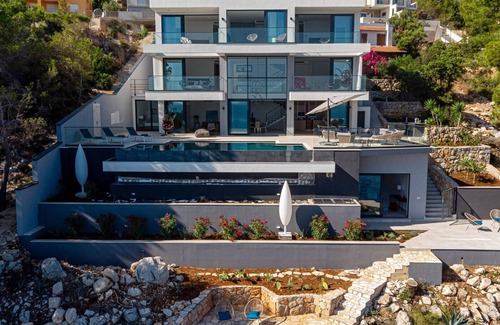 Blato Villa | Villa Miracul with infinity pool, WI-FI, parking, air conditioned and with underfloor heating and gym by the sea