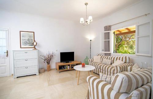 Petaleia Villa | Villa Mistral Cottage by Villa Plus