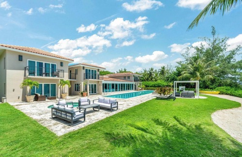 South Sound House | Villa Mora: Luxe Beachfront Villa w/Backyard Snorkeling, Pool, Spa + Outdoor Ki