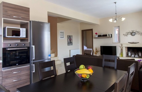 Apolpaina Villa | Villa 'Nikoleta' with Private Pool, Wi-Fi and Air Conditioning