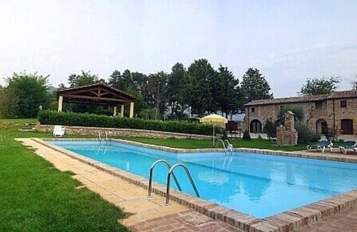 Montone House | Villa Pavone E: A graceful apartment that covers the entire first floor of a villa surrounded by the greenery, with Free WI-FI.