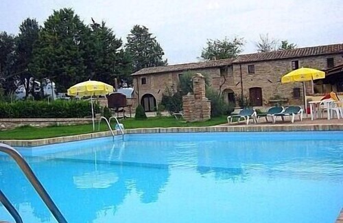 Montone House | Villa Pavone E: A graceful apartment that covers the entire first floor of a villa surrounded by the greenery, with Free WI-FI.