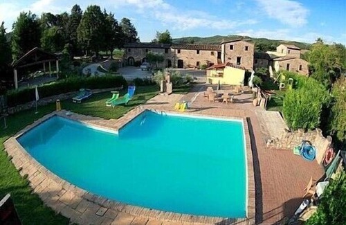 Montone House | Villa Pavone E: A graceful apartment that covers the entire first floor of a villa surrounded by the greenery, with Free WI-FI.
