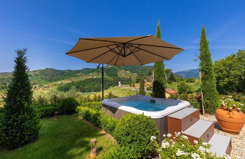 Lucca Villa | VILLA REGINA, 4 bedrooms and a luxury style among the vineyards by Lucca Town