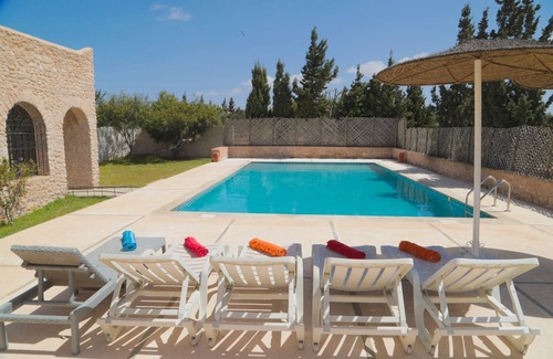 Ounagha Villa | Villa Roka : Magnifique Villa Avec Piscine, Dans un Endroit Calme et Reposant