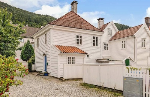 Sandviken House | Villa Rose - Luxury x 1890 History