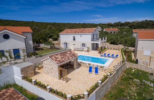 Premuda Villa | Villa Temida, island getaway, heated pool, near the beach, summer kitchen