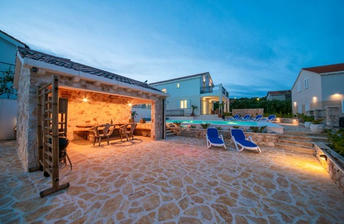 Premuda Villa | Villa Temida, island getaway, heated pool, near the beach, summer kitchen