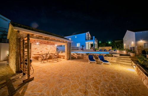 Premuda Villa | Villa Temida, island getaway, heated pool, near the beach, summer kitchen