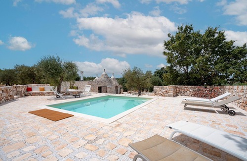 Castellana Grotte House | Villa 'Trulli Di Titti Countryhouse' with Private Garden, Wi-Fi and Air Conditioning