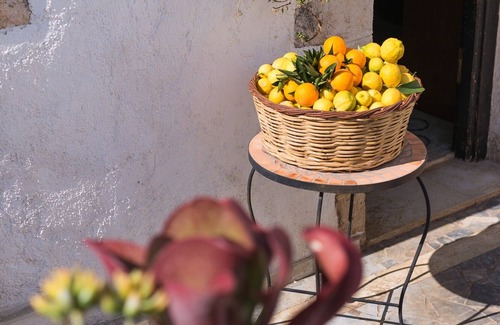 Sternes Villa | Villa Tzivaeri old mansion, huge private courtyard, BBQ, near airport sleeps 8+