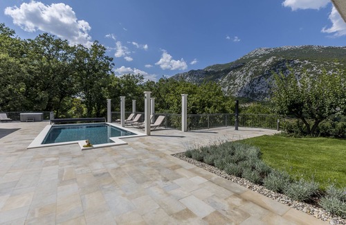 Omis Villa | Villa u rusticnom stilu okružena šumom njegovanim vrtom za odmor, grijani bazen