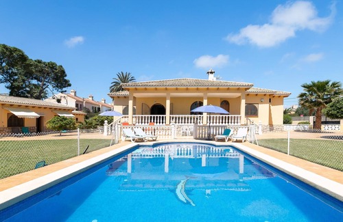 San Juan de Alicante Villa | Villa Una Fuente de Sol with swimming pool, garden and Wi-Fi
