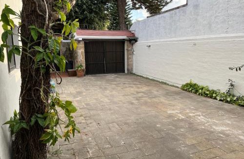 Zapopan House | Villa Universitaria sustentable con cargador para autos electricos