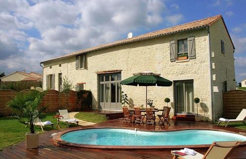 Chalais House | Villa with covered terrace in rural Chalais