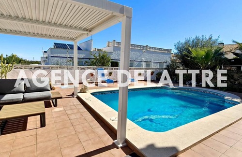 Peniscola Ski Chalet | Villa with private pool, barbecue, summer lounge with pergola, 6 bedrooms, air conditioning.