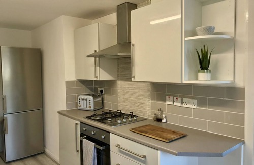 Stanford-le-Hope Villa | Villa with Games room - Sleeps 8, free parking
