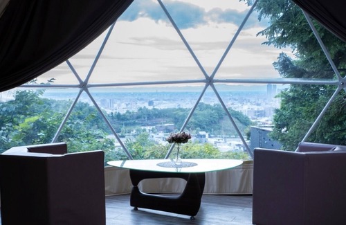 Nishi Condo | Villa with hotel domes, Jacuzzi spa & barrelsauna on a hill overlooking the city