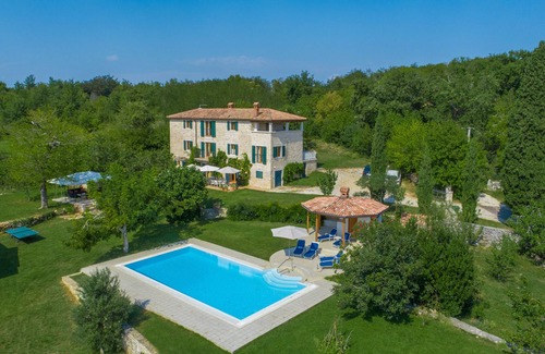 Rakotule Villa | Villa With Pool in stunning country, only 20 Mins to the Sea, free wi fi
