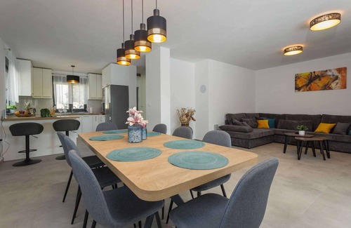 Galizana Villa | Villa with Pool, Jacuzzi, Table Tennis