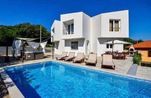 Gostinjac Villa | Villa with swimming pool in a quiet location- TRAVELER Reiseburo Krk ID 2180
