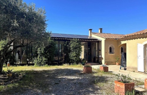 Arles Villa | Villa with swimming pool in a large garden dotted with olive trees
