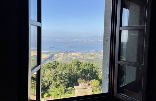 Lisciano Niccone Villa | Villa with wonderful view of Lake Trasimeno and large panoramic swimming pool