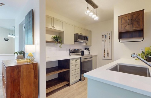 Village North Apartment | Village Location -Penthouse floor - View - Hot tub - newly renovated - Eagle Lodge