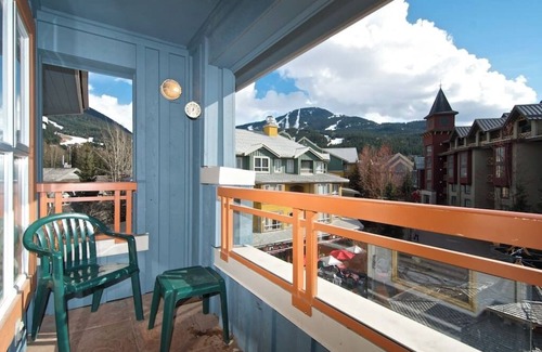 Village North Apartment | Village Location -Penthouse floor - View - Hot tub - newly renovated - Eagle Lodge