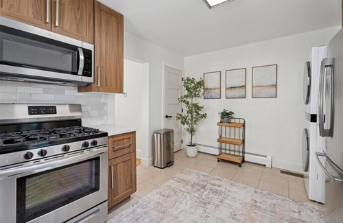 Ardmore House | Villanova,Haverford Homecomingnshort walk to Main Line Restaurants and Shops!