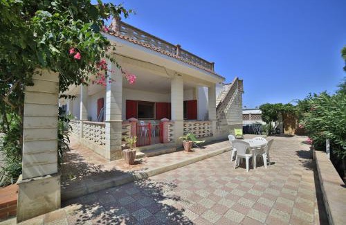 San Pietro in Bevagna Villa | Villetta Giusy con piscina a soli 700 mt dalla spiaggia di San Pietro in Bevagna