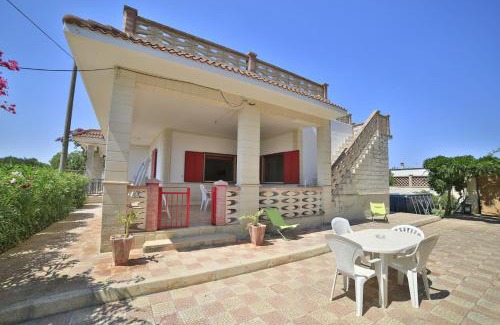 San Pietro in Bevagna Villa | Villetta Giusy con piscina a soli 700 mt dalla spiaggia di San Pietro in Bevagna