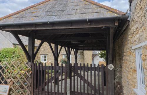 Burton Bradstock House | Vine Cottage