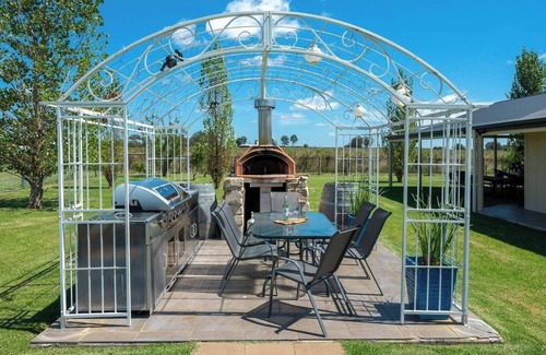 Eurunderee Cottage | Vineyard Cottage A Golden Escape among the Vines